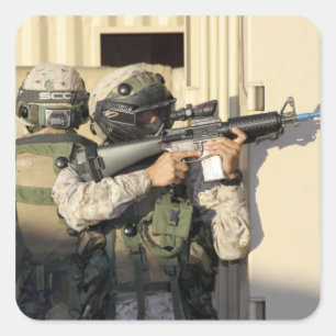 Een infanterieverkenner richt zijn wapen op vierkante sticker