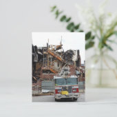 Een ingestort en verbrand gebouw en een brandweerw briefkaart (Staand voorkant)