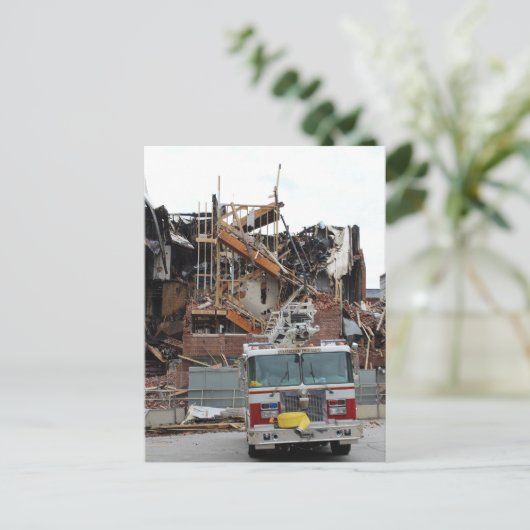 Een ingestort en verbrand gebouw en een brandweerw briefkaart (Staand voorkant)