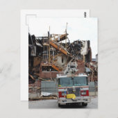 Een ingestort en verbrand gebouw en een brandweerw briefkaart (Voorkant / Achterkant)