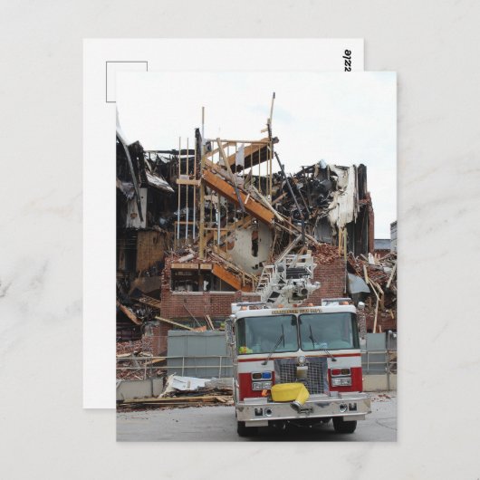 Een ingestort en verbrand gebouw en een brandweerw briefkaart (Voorkant / Achterkant)