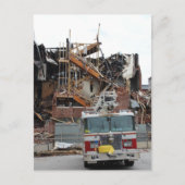 Een ingestort en verbrand gebouw en een brandweerw briefkaart (Voorkant)