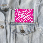 Een ingewikkeld bloemmotief in roze en wit, art button (Insitu)