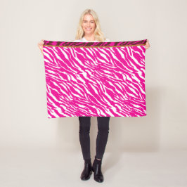 Een ingewikkeld bloemmotief in roze en wit, art fleece deken