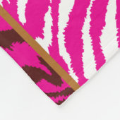 Een ingewikkeld bloemmotief in roze en wit, art fleece deken (Hoek)