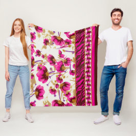 Een ingewikkeld bloemmotief in roze en wit, art fleece deken