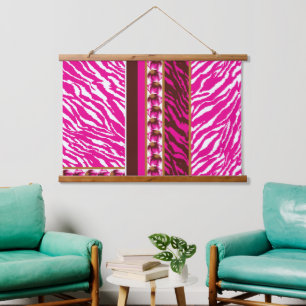 Een ingewikkeld bloemmotief in roze en wit, art hangend wandkleed