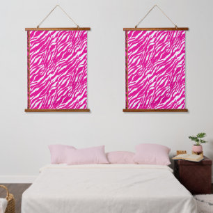 Een ingewikkeld bloemmotief in roze en wit, art hangend wandkleed