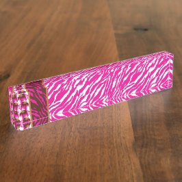 Een ingewikkeld bloemmotief in roze en wit, art naambordje