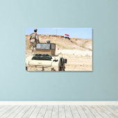 Een instructeur kijkt als Irakese soldaat Canvas Afdruk (Insitu (Houten vloer))