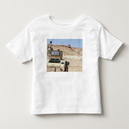 Een instructeur kijkt als Irakese soldaat Kinder Shirts (Voorkant)