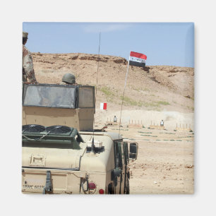 Een instructeur kijkt als Irakese soldaat Magneet