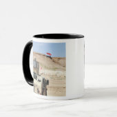 Een instructeur kijkt als Irakese soldaat Mok (Voorkant links)