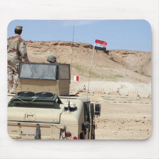 Een instructeur kijkt als Irakese soldaat Muismat (Voorkant)