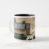 Een instructeur kijkt als Irakese soldaat Tweekleurige Koffiemok (Voorkant links)