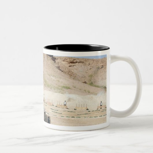 Een instructeur kijkt als Irakese soldaat Tweekleurige Koffiemok (Rechts)