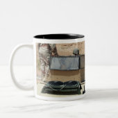 Een instructeur kijkt als Irakese soldaat Tweekleurige Koffiemok (Links)