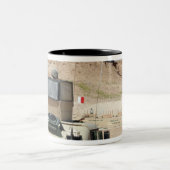 Een instructeur kijkt als Irakese soldaat Tweekleurige Koffiemok (Center)