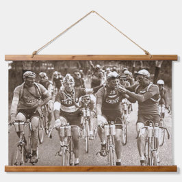 EEN INTIEM PORTRET VAN DE TOUR DE FRANCE JAREN 20  HANGEND WANDKLEED