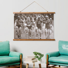EEN INTIEM PORTRET VAN DE TOUR DE FRANCE JAREN 20  HANGEND WANDKLEED