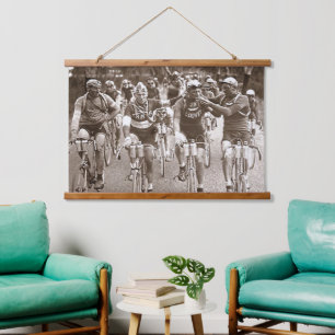 EEN INTIEM PORTRET VAN DE TOUR DE FRANCE JAREN 20 HANGEND WANDKLEED