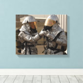 Een Iraakse brandweerman Canvas Afdruk (Insitu (Houten vloer))