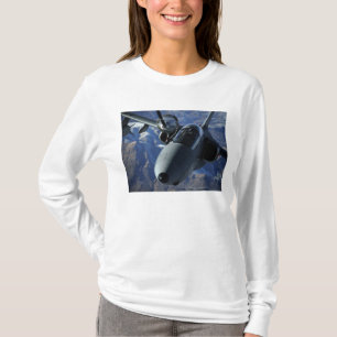 Een Italiaans AMX wordt door een KC-10A-Vergroting T-shirt