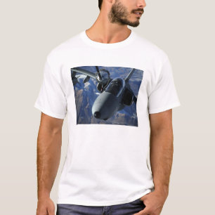 Een Italiaans AMX wordt door een KC-10A-Vergroting T-shirt