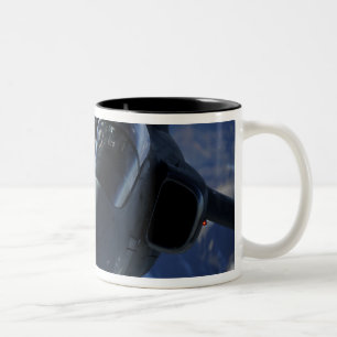 Een Italiaans AMX wordt door een KC-10A-Vergroting Tweekleurige Koffiemok