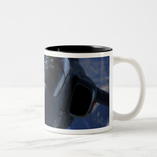 Een Italiaans AMX wordt door een KC-10A-Vergroting Tweekleurige Koffiemok (Rechts)