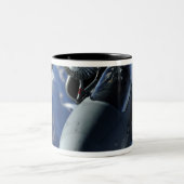 Een Italiaans AMX wordt door een KC-10A-Vergroting Tweekleurige Koffiemok (Center)