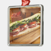 Een Italiaanse sub-sandwich met 2 Metalen Ornament (Links)