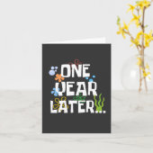 Een jaar later, grappig 1e verjaardagsfeestje kaart (Gele Bloem)