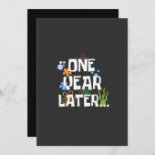 Een jaar later, grappig 1e verjaardagsfeestje save the date (Voorkant / Achterkant)