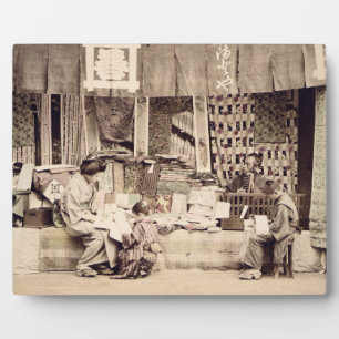 Een Japanse kledingwinkel, c.1890 (handgekleurde f Fotoplaat