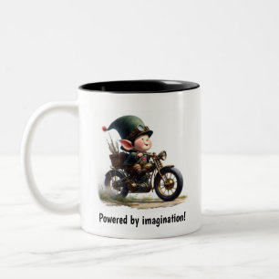 Een jong gelukkig kind dat op een Steampunk-motor  Tweekleurige Koffiemok