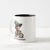 Een jong gelukkig kind op een Steampunk-fiets Tweekleurige Koffiemok (Voorkant links)