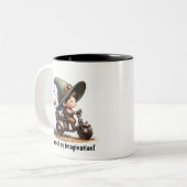 Een jong gelukkig kind op een Steampunk Skooter Tweekleurige Koffiemok (Voorkant links)