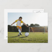 Een jong meisje dat voetbal speelt op een voetbalv briefkaart (Voorkant / Achterkant)