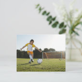 Een jong meisje dat voetbal speelt op een voetbalv briefkaart (Staand voorkant)