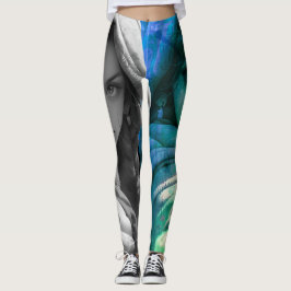 Een jong meisje geeft een duim omhoog voor op maat leggings