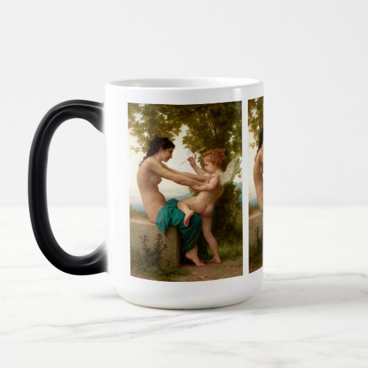 Een jong meisje verdedigt zichzelf tegen Eros Magische Mok (Links)