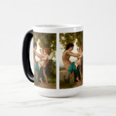 Een jong meisje verdedigt zichzelf tegen Eros Magische Mok (Voorkant links)