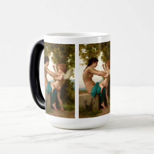 Een jong meisje verdedigt zichzelf tegen Eros Magische Mok (Voorkant links)