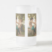 Een jong meisje verdedigt zichzelf tegen Eros Matglas Bierpul (Voorkant rechts)