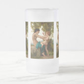 Een jong meisje verdedigt zichzelf tegen Eros Matglas Bierpul (Center)