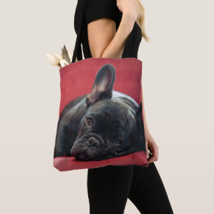 Een jonge Franse hond die op een bank leunt Tote Bag