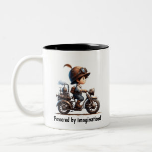 Een jonge gelukkige kind die op een Steampunk-moto Tweekleurige Koffiemok