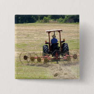 Een jonge jongen bestuurt een tractor bij het oogs vierkante button 5,1 cm
