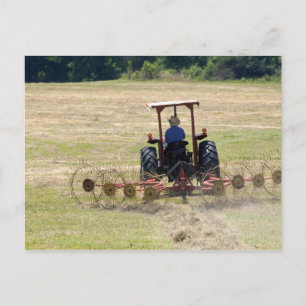 Een jonge jongen bestuurt een tractor om te oogste briefkaart